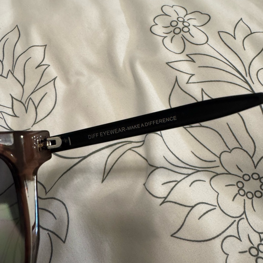 Diff Hailey Sunglasses - Tortoise - Picture 4 of 6